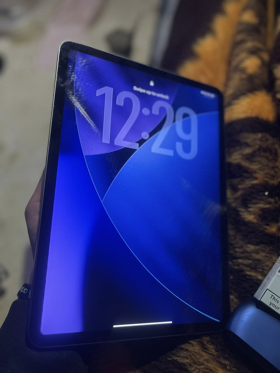 ايباد برو m1
11 أنش 
كرتونة موجودة 
بطارية بالثمانينات 
السعر قفل قفل 570 الف 
تواصل ***********
