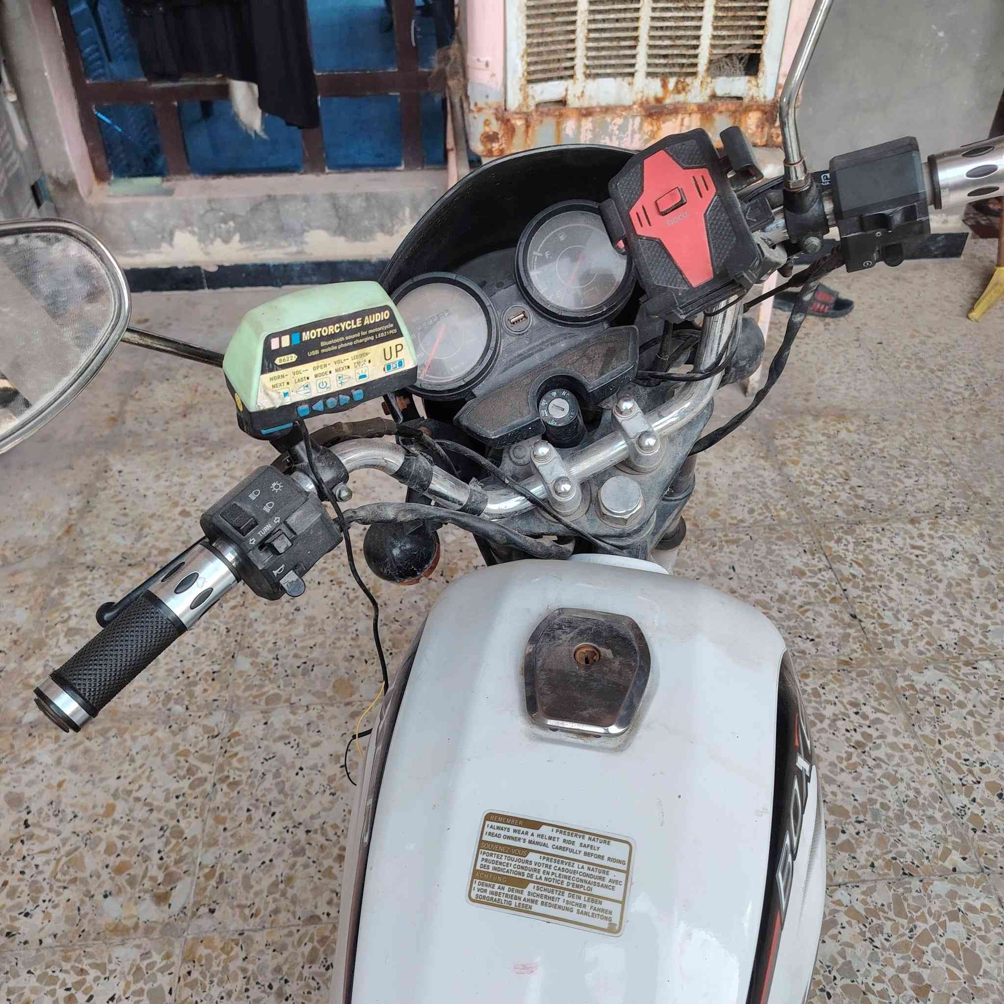 سلام عليكم شباب دراجه بوكسر لبيع موديل واحد عشرين نضافته حلوه مثل ما موضح بل صور 750وبيها مجال حك الجيه واني بخدمه الطيبين العنوان بغداد التاجي روقم ***********
