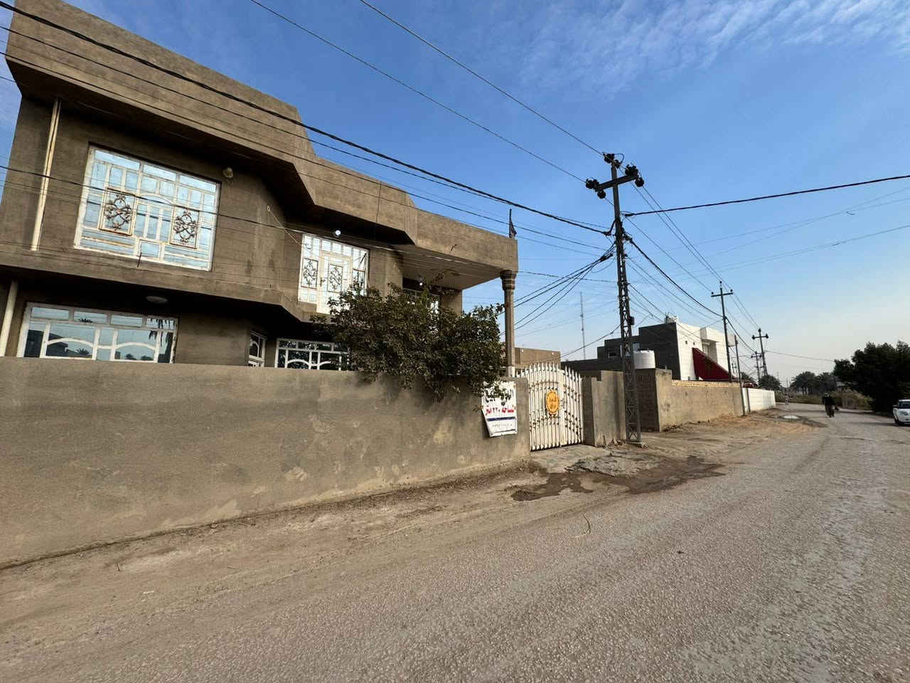 بيت للبيع 
مساحة ٢٢٠ م2 
ثلاث غرف نوم 
هول _ استقبال  _  مطبخ 
 كراج سياره _ مجمع صحيات خارجية مع داخلية 
بناء بلوك 
جميع الخدمات متوفره 
خلف معمل ابو كيره
للاستفسار  اتصل على الرقم 
***********
