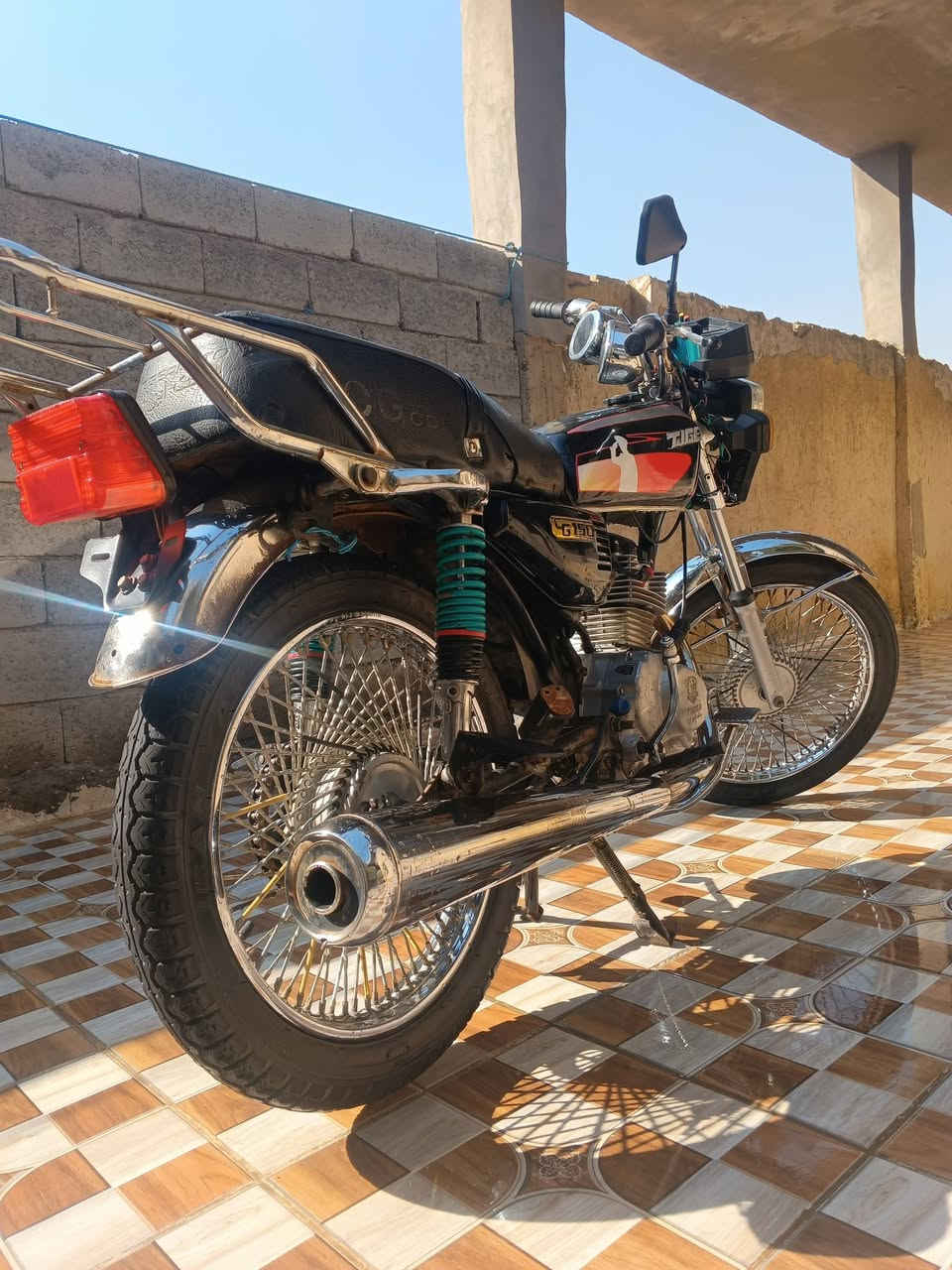 السلام عليكم. للبيع دراجة تايكر موديل 21  كفالة عامة كهربائيات كلها شغالة سماعات محرك مكفول نضافة فولل اي نقص مابيها .شراي تعال مو شراي لتعبني فدوة *********** سعر 375 وبيها مجال حك الجية المكان بعقوبة
