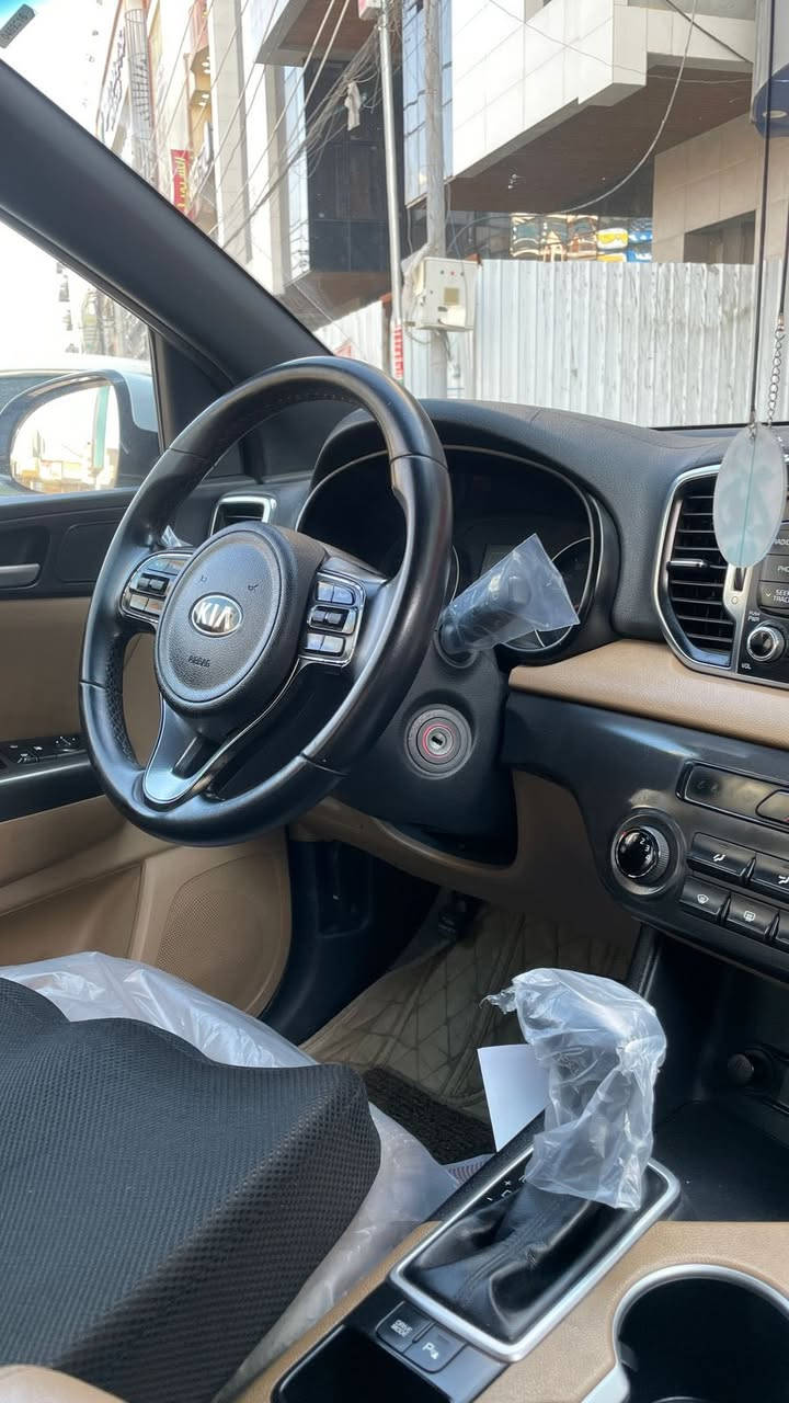 السلام عليكم
سبورتج موديل 2017 
(مكفولة كفالة عامة من البارد والصبغ )
نص موصفات 
كشنات جلد ومخمل
زراك لايت 
حساس امامي خلفي 
كامرة خلفية
كشافات
داخل چكليتي
ويل 19 
ماشية 90 كيلو 
السيارة بأسمي 
السعر 182 وبيهة مجال 
الاتتصال (0778 350 9965)
بغداد / شارع الربيع
