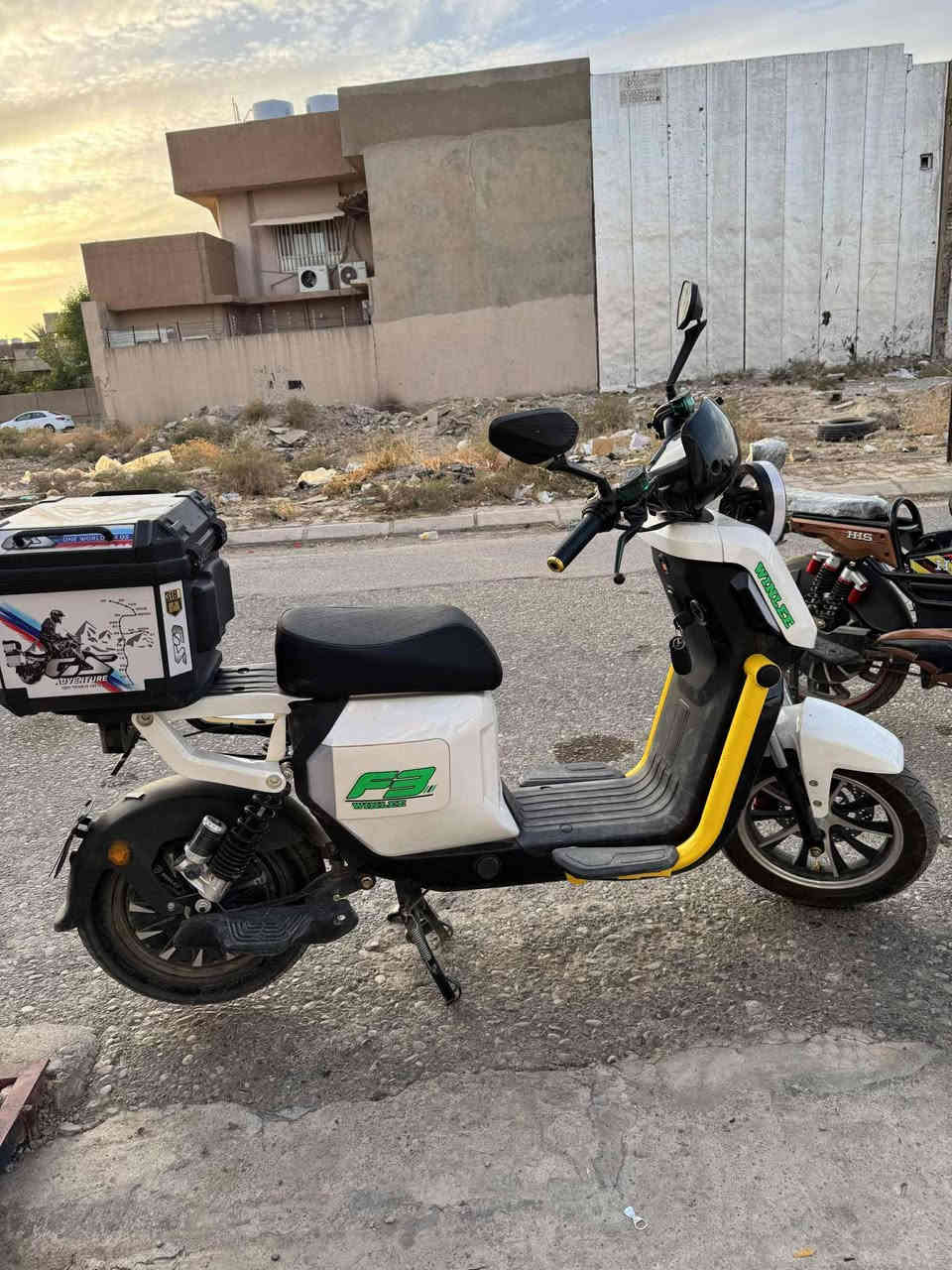 سلام عليكم 
دراجه شحن F3
نضافه 90%
فول مواصفات 
5 بطاريات
كهربائيات شغاله شرط 
مرايات جانبيه 
اشاره يمين يسار 
تاير امامي جديد
كير أول 80
كير ثاني 90
كير ثالث 100
كير رابع 100
سرعه حقيقي 70كم بساعه
سعر 500الف بدون صندوق 
مع صندوق 550
مكاني كركوك حي نداء 
خلف دار المسنين
للاستفسار*********** واتس
