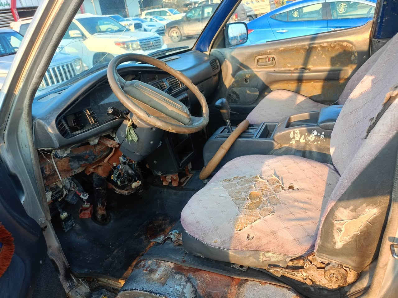 سلام عليكم فاره للبيع موديل 92 سيارة كير ومحرك بيها ونجي رقم واسط السعر 17  وبيها مج العنوان واسط العزيزية الاستفسار ع رقم الهاتف ***********
