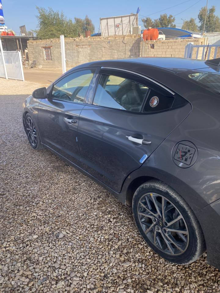 سلام عليكم انترا ٢٠ سياره حلوه ما بيه نقص برغي محركً ما مفتوح ما شيه ثمانيه وتسعين سياره بيه ٣قطع جاملغ وبيبان ثنين حداديه فول تبريد شغال سعر ١٢٥وبيه مجال للشراي رقم *********** .
