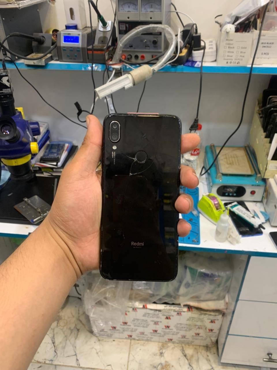 هاتف Redmi Note 7 يأتي بشاشة قياس 6.3 بوصة بدقة FHD+، ومعالج Snapdragon 660. يحتوي على ذاكرة وصول عشوائي من 3 إلى 6 جيجابايت، وبطارية سعتها 4000 ملي أمبير تدعم الشحن السريع. الكاميرا الخلفية بدقة 48 ميجابكسل، والأمامية 13 ميجابكسل، ويعمل بنظام أندرويد 9 مع منفذ USB-C ومستشعر بصمة خلفي.
64gbالسعه مالته ضهرة فقط مكسور عنواني كربلاء
سعرة ٦٠ الف 
***********
