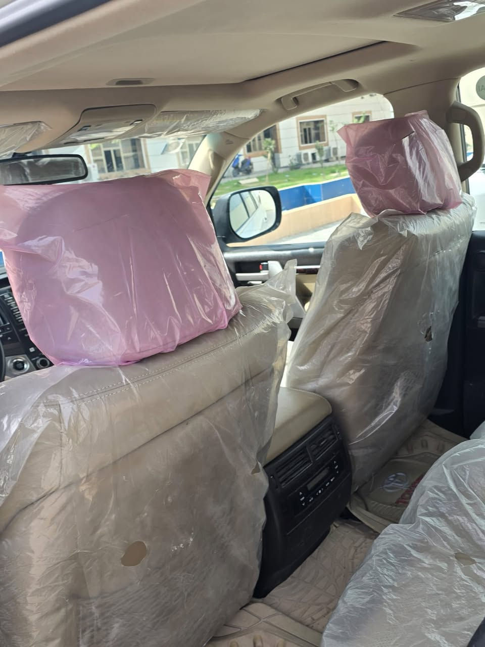 السلام عليكم لاند كروز للبيع السيارة مديل ٢٠١٠ سنوية بأسمي تحويل ثاني يوم السيارة حلوة ونظيفة مكينة ٨ سلندر vxr فول مواصفات كشنات كهربائية تخم تاير جديد وأربع بصمات وكاميرات محيطية مكان السيارة البصرة اتصل على الرقم *********** أو ***********
