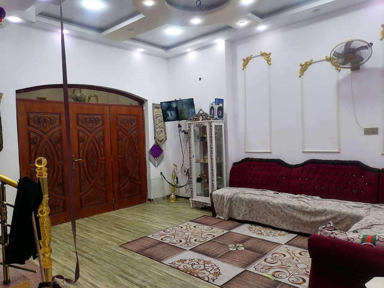 يعلن مكتب عقارات أبو انور فرع الطويسه عن وجود بيت اليجار في الطويسه مساحة 175 متر بناء حديث ثلاث طوابق يحتوي على 4 غرف نوم وصاله وستقبال ومطبخ وصحيات وكراج سعر اليجار مليون و 800 ألف وبيه مجال قريب على الشارع العام مكان راقي ممتاز الستفسار//***********//***********// كما نستقبل جميع عروضكم وطلباتكم التجارية والعقارية المكتب مجاز قانونيا المكتب ماقبيل مطعم الحسون عقارات أبو انور فرع الطويسه
