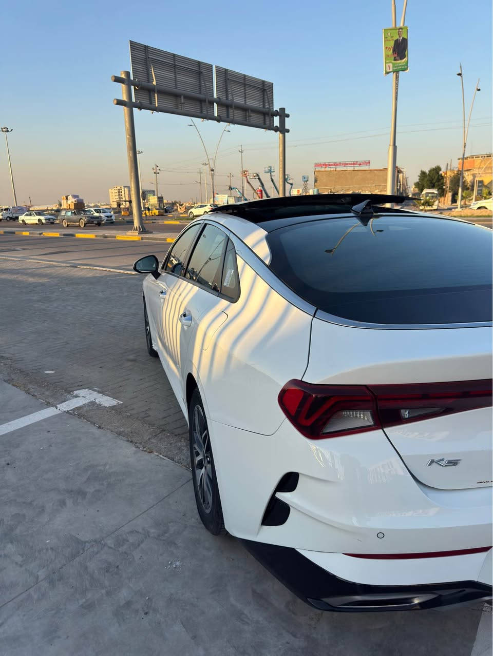 السلام عليكم 🌹
للبيع كيا K5 خليجي
ماشية (100) الف  
فول مواصفات سياره جديد
الموديل2021
رقم اربيل 
 بنيد صبغ قفط +باب العبري بيها بارد
المواصفات 
1- حجم المحرك ٤ سلندر 2000 دوش 
2- كامره
3- رادار خلفي + امامي 
4- رادار جانبي مانع اجتياز 
5- بصمة ابواب + تشغيل عن بعد 
6- زنون عالي ناصي 
8- مقاعد جلد اصلي مختوم جيتي لاين
9- اشاير بالمري 
10- مقعد السائق كهربائي 
11- هاند بريك بصمة 
13- شاشة كبيرةً مع كامرة دوارة 
14- ستي رياضي حرف D مختوم جيتي لاين
15- مثبت سرعة 
17 - شاشة كار بلاي واندرويد 
18- 5 وضعيات قيادة ايكو+ سبورت + سمارت + نورمل
19- فتح جنطة بصمة وعند الاقتراب 
ملاحظة مهمة // السيارة عليها ادامة كاملة + بلاكات وكالة + مجاول + هيدروليك القير 
السيارة تاخذها ماتصرف عليها ربع دينار ان شاءالله 
السيارة تاخذها مني شرط المكينة والكير 
رقم الهاتف //***********
السعر ((173)) وبيها مجال 
مكاني السيارة بصره البصرة, العراق
