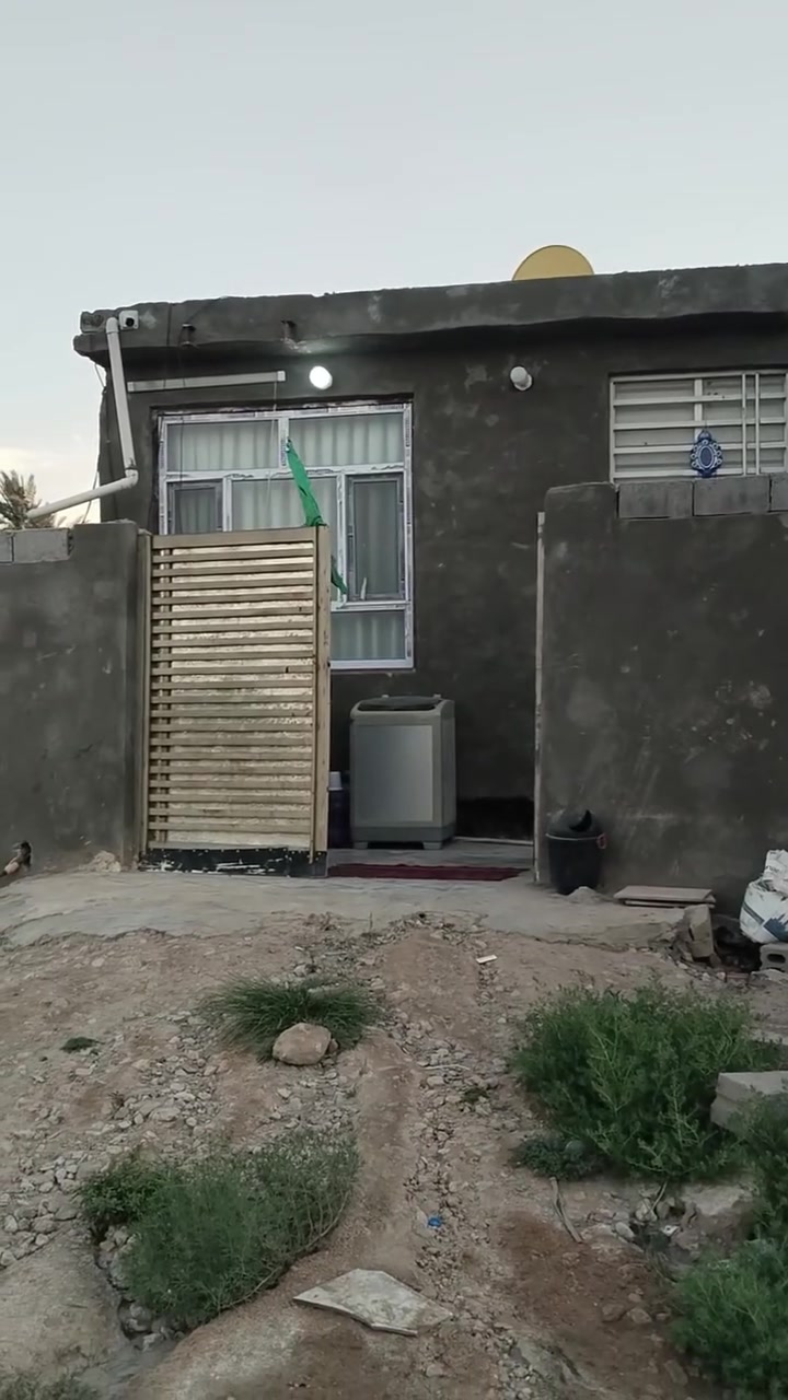 السلام عليكم بيت للبيع 100 متر 10 × 10 المكان ورديه خارج قرب شارع 30 جنس العقار طابو زراعي سند 25 تحويل مباشر اسم المشتري السعر 45 وبي مجال بسيط للاستفسار اتصل ***********//***********
