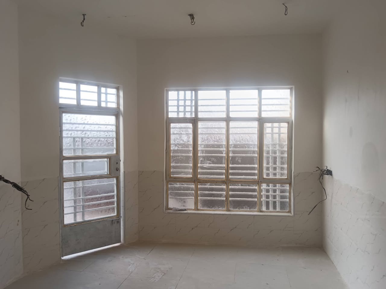 بيت (مشتمل) للبيع مساحته ١١٠ متر
 طابو زراعي سند 25
 الموقع شارع علي قماره قرب حسينية الشهداء
يحتوي على غرفة وصالة واستقبال ومطبخ ومجمع صحيات
والسقف عكاده والسطح فرشي
بناء حديث طابوك
ملاحظه البيت غير مسكون يعني مباشرةً تشيل غراضك تكعد بي
السعر ٤٥ مليون  وبي مجال 
الاستفسار الاتصال على الرقم ***********
