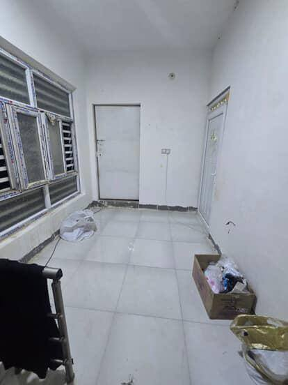 الدار للبيع المساحه 240متر طابو زراعي سند 25 تحويل مباشر بسم المشتري مباشر بناء حديث طابوق السقف صب كونكريت يتكون من غرف نوم 3ثلاثه+ستقبال+صاله 
+مطبخ حار+بارد+مجمع صحي خارجي وداخلي وطارمه وممر خلف البيت وطارمه كبيره وحديقه صغيره البيت جاهز من كلشي معايز أي شي الموقع المعاره قرب حمادي أبو الغذائية على شارع العام مباشر تبليط 
أي استفسار إتصال على الرقم التالي واتساب ***********
أو مراجعة مكتب ابو زهراء التميمي شارع المواكب مقابل حسينية الخزرج الخاص مفتوح
