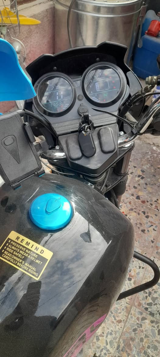 السلام عليكم دراجة دايوان 2026 رقم اسليمانية محرك 200 سيسي دراجة اخت الزيرو ماشية 270 فقط التشغيل سلف وتشغيل عن بعد وهندر الدراجة بعدهي ما محولها باسمي تجي انحول العقد ب اسم الشخص اليشتريها السعر 2400 

للتواصل ***********
