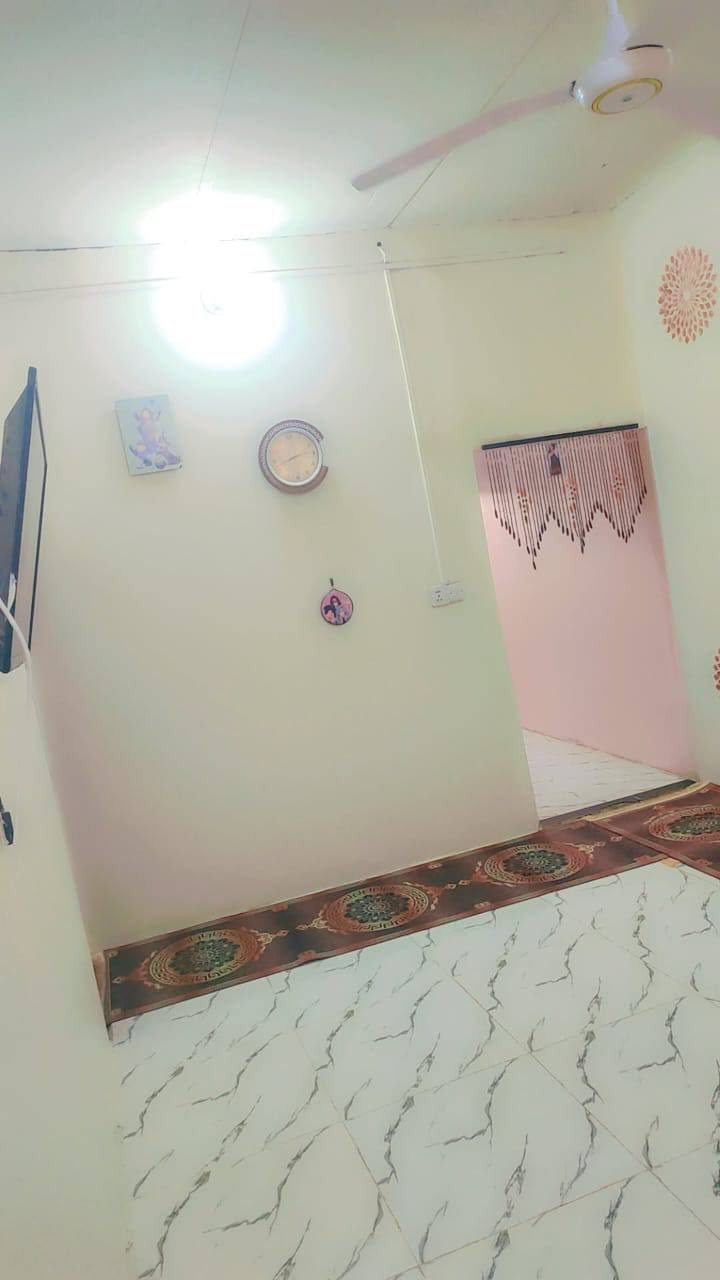 🏠 فرصة للبيع – بيت تجاوز بسعر مناسب
📍 الموقع: الأمن الداخلي – البصرة  
على شارع القائد وموقع سهل الوصول.

📐 المساحة: 150 م²  

🔹 تفاصيل البيت:  
- ديوانية  
- هول  
- غرفة  
- مطبخ  
- ترك  
- ساحة واسعة مناسبة لبناء بيت كبير مستقبلاً  

🔹 التشطيب:  
- الأرضية سيراميك بالكامل  
- الساحة شتايكر  
- السقف سندويج  
- البيت مرتب وجاهز للسكن

💰 السعر: 18 مليون دينار  
(يوجد مجال بسيط للنقاش)

📞 للاستفسار والتواصل: خاص


**إذا كنت صاحب هذا الإعلان وتريد حذفه لأي سبب، رجاءا أرسل رسالة إلى الدعم الفني**