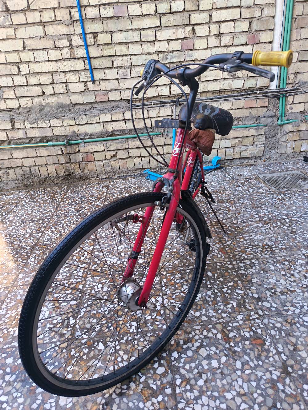 باسكل أحمر اللون بحالة جيدة من نوع "Southernport". يتميز بداينامو من نوع "Sanyo" ومبدل سرعات من "Shimano"، مما يعني ركوباً سلساً ومريحاً. مناسب للتنقل في المدينة والاستمتاع بالجولات الطويلة. متوفر للبيع بسعر مناسب.