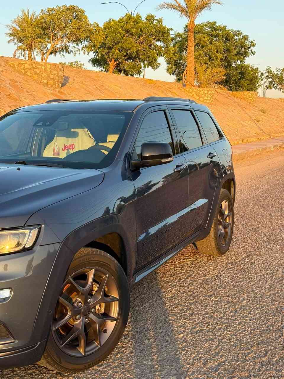 🛑 للبيع: جيب 2020 فئة S (خليجي) بحالة الوكالة ونظيفة جداً جاهزة وما تحتاج أي مصروف.
 الموديل: 2020.
 الفئة: S (أعلى صنف بالمواصفات).
 الوارد: خليجي، وكالة هارلم الرسمية.
 الممشى: 67 ألف مايل حقيقي.
🔹 المواصفات 
 أم الرادارات كاملة (رادار أمامي وخلفي، نظام تحديد المسار، وتنبيه قبل التصادم).
 المحرك والكير: بشرط الفحص ومكفولات كفالة عامة.
 : جاهزة تماماً مع تخم تاير جديد أصلي.
 سقف بانوراما كراسي جلد كهرباء (تدفئة وتبريد) شاشة كبيرة  وبصمة تشغيل وأبواب.
ملاحظه السياره بيها جاملغ امامي السكن مصبوغ اثر شخط بدون فتح او ضربه او اي شي مجرد صبغ اصلي بلادي اثر شخط وما مبين غير هذا مكفوله بشرط من كلشي 
ملاحظه الرقم عادي السليمانية غير هذا .

السعر : 320 بيها مجال قليل 

العنوان : الانبار الرمادي 

***********
