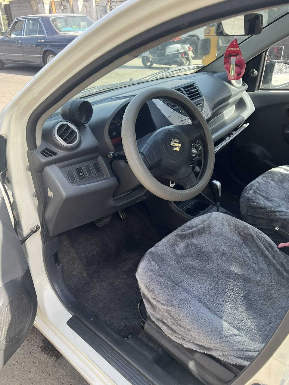 سلام عليكم عندي سياره زوسوكي مديل ٢٠١٣ البيع السعر ٧٠ورقه وبيه مجال شراء يتصل عله الرقم الهاتف ***********
