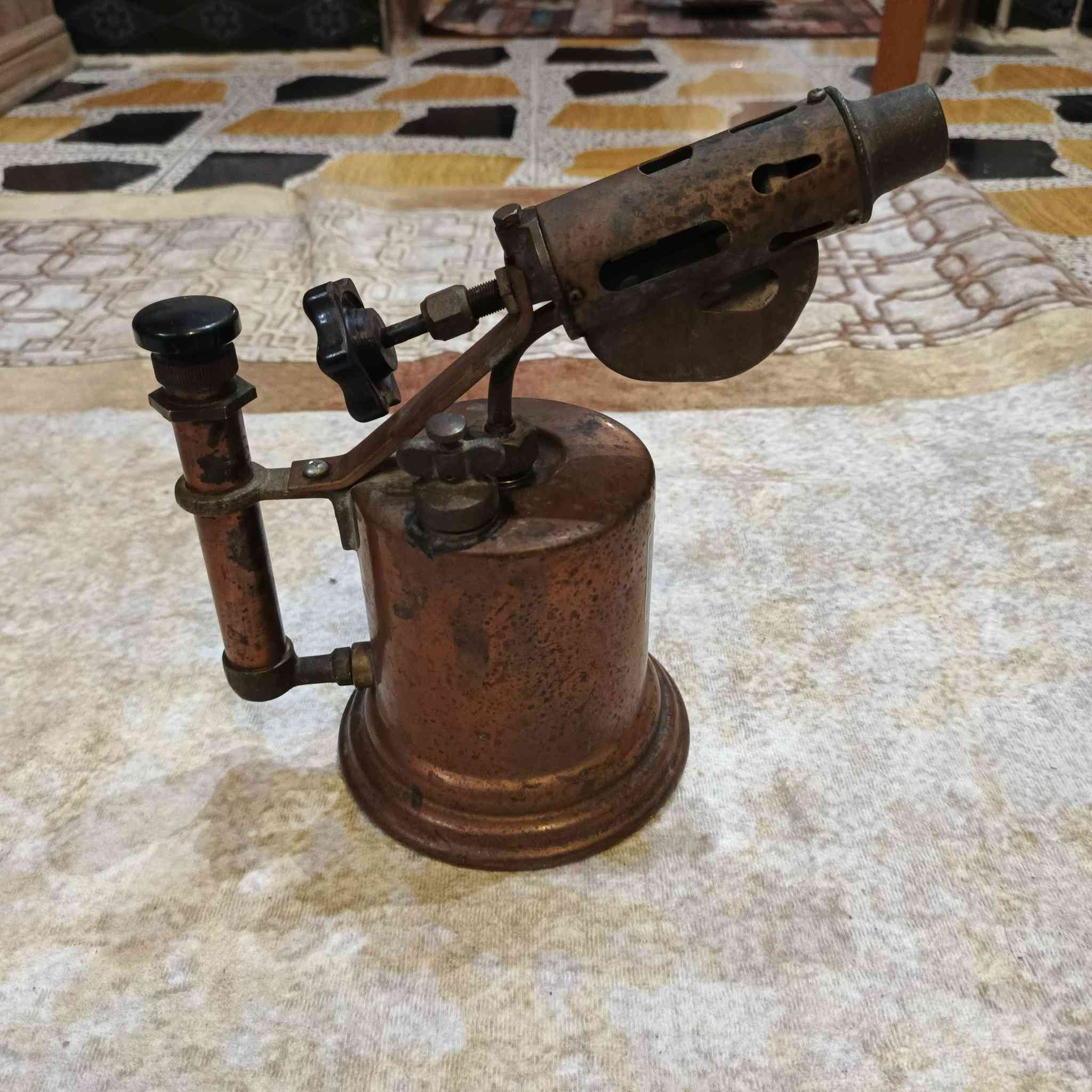 السلام عليكم ابريمز قديم جدا نظيف كل الضرر مابي السعر 65 الشراي ولحجز خاص يوجد توصيل  مكان بغداد ***********
