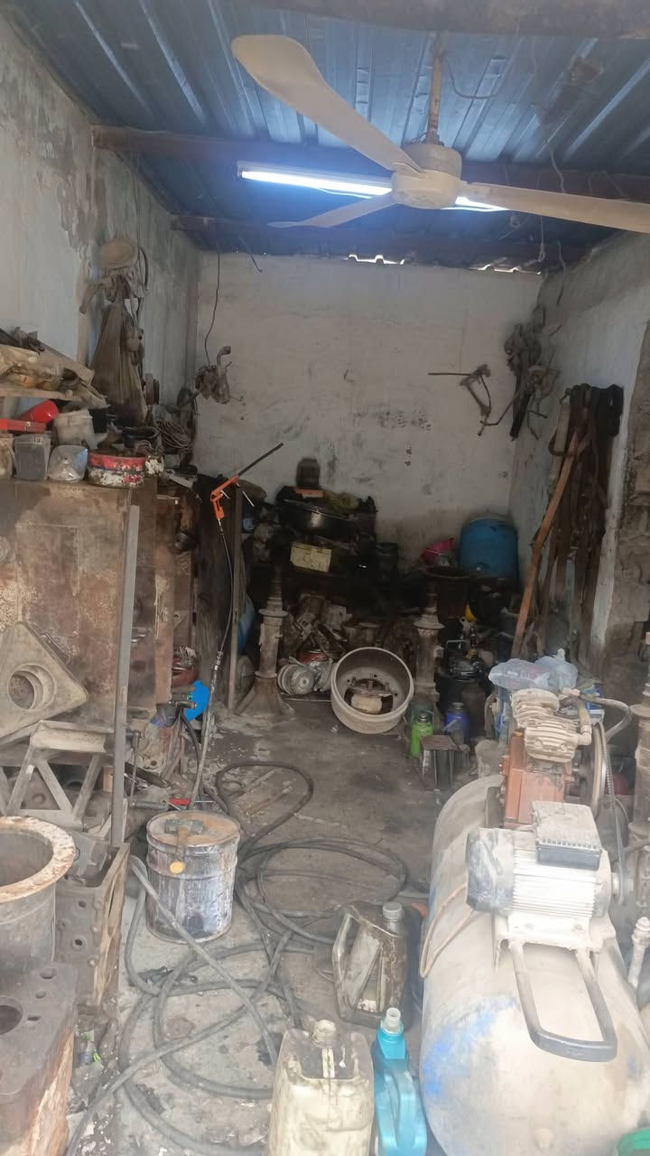 السلام عليكم محلات 2 للبيع المكان حي الصناعي خلف محطة الكهرباء قرب اهل المنشآت الحتركن مساحة الواحد منهم 30 متر سعر 20 سر قفلية وللستفسار اكثر اتصل ***********
