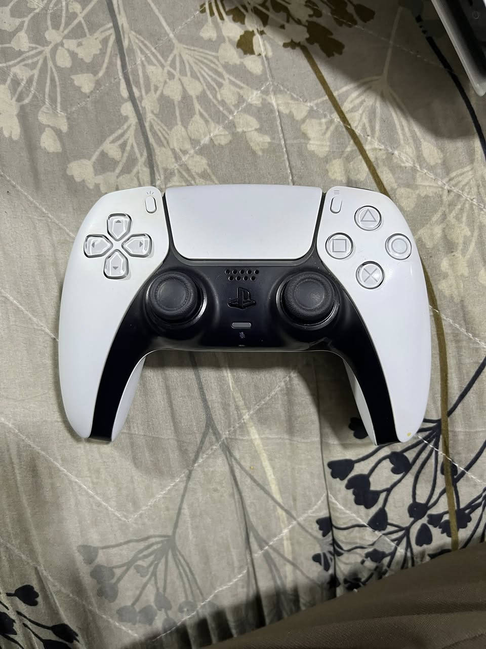 السلام ؏ـليكم
 بلي فايف سلم للبيع  مع كامل الملحقات النضافه: 100% مستخدم قليل ويا قرص جي تي اي فايف الذاكرة واحد تيرا
السعر: 625 وبي مجال
للأتصال: ***********
