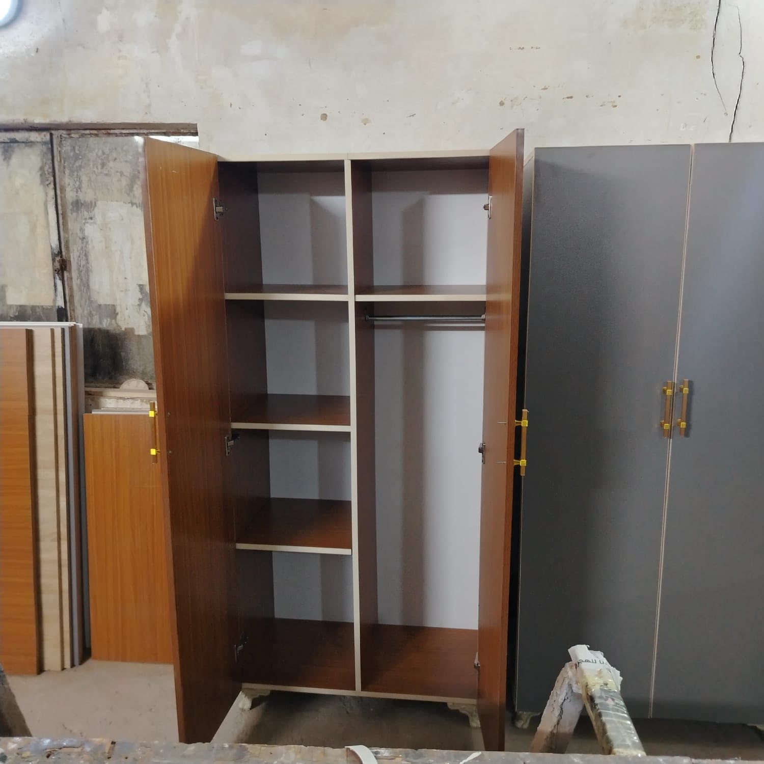 باانسب الاسعار يوجد لدينا كناتير +رفوف +فاترينة +جرابي +جزامات للاستفسار اكثر مراسله الصفحة او الاتصال على الارقام *********** الرقم الثاني ***********
