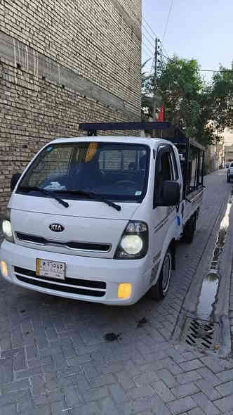 السلام عليكم 
​🚗  كيا بنكو (Kia Bongo) - 2016
​موديل: 2016
العداد: ماشية 98 الف
الحالة: نظيفة جدًا
الرقم: بغداد
الملكية: باسمي، تحويل ثاني يوم 
​✨ المواصفات والمميزات:
​التدفئة والتبريد: شغال.
​نظام الصوت: مسجل، شاشة عرض، وكاميرا للرجوع إلى الخلف (البگ).
​الإطارات (التخم): تخم تاير جديد (أبو الخط الأبيض).
​الصدر: صدر جديد كوري أصلي.
​الإنارة: لايت أبيض LED جديد.
​ محجر تسگام (يحتاج تكملة،  كان بمكانه قطعة إعلان سبالت سابقًا).
​💡 ملاحظة مهمة:
​ (المولدة): غير مشمول مع السيارة. يمكن التفاهم على سعره بشكل منفصل.
​💰
​السعر المطلوب: 115 ورقة
​يوجد مجال بسيط للسعر (حق الجية).
المكان بغداد 
​ الهاتف: ***********

