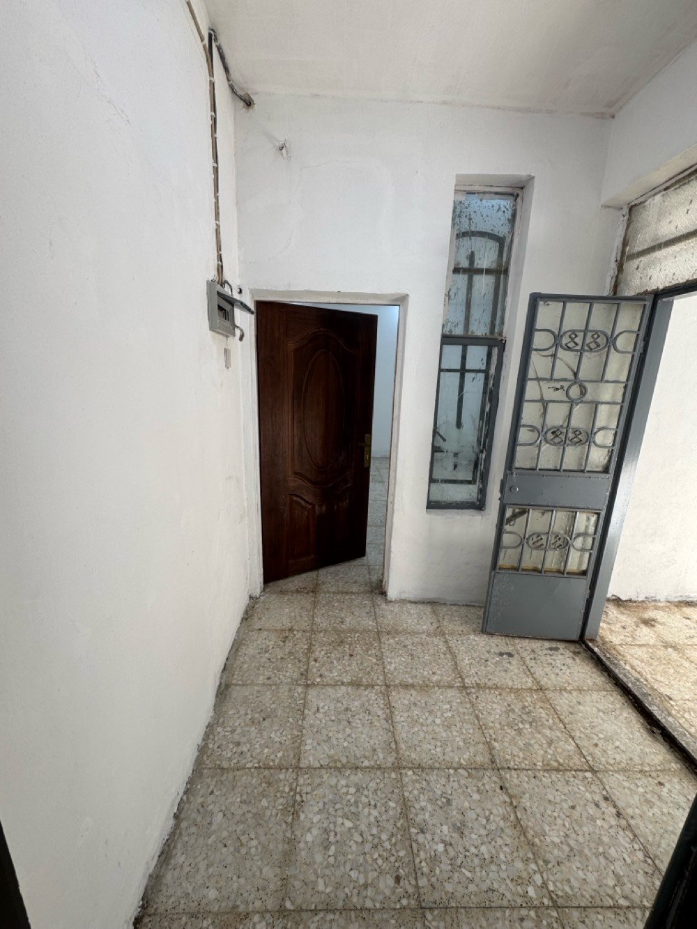 للايجار مباشر اني صاحب الببت بلادلاليه
بيت 100م حي المهندسين شارع طريق الجنة عمود21 ايجاره 325 مع اجور الماء والكهرباء
غرفه واستقبال وكليدور ومطبخ وتخاريج تانكي وسخان وخط مولده، جاهز للسكن***********