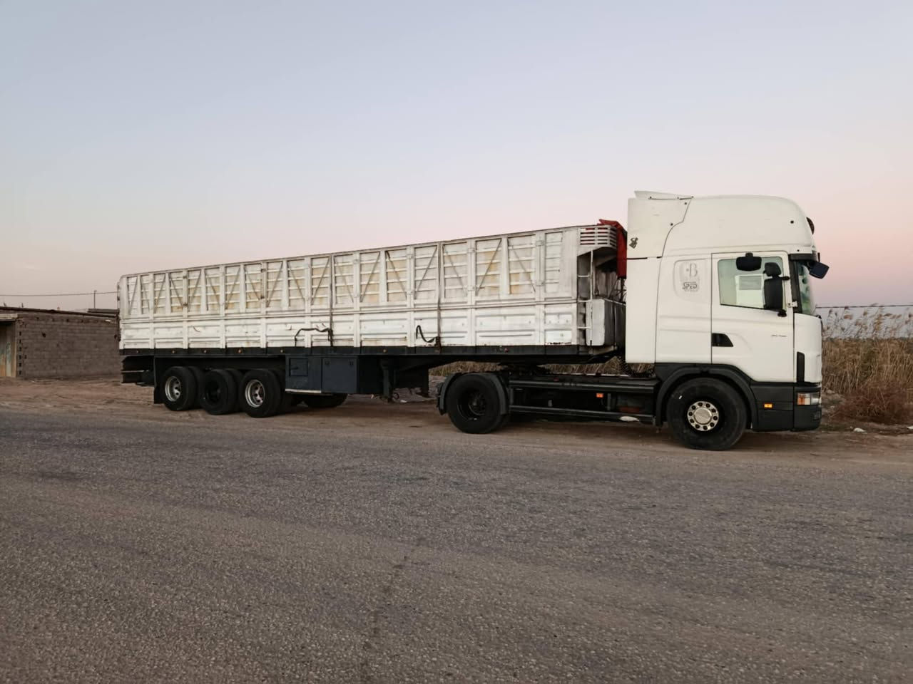 سكانيه للبيع محرك ٦انجكتر موديل ٢٠٠٠ رقم واسط شرط تحويل هزه جديده سعره ٢٤٥ وبيه مجال للشراي مكان بابل النيل /***********
