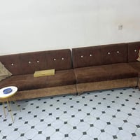 ثنين مرايات وتلاثة كراسي واحد شبح من ضمنهن  وثنين مجرات تخلي بيها العد...
