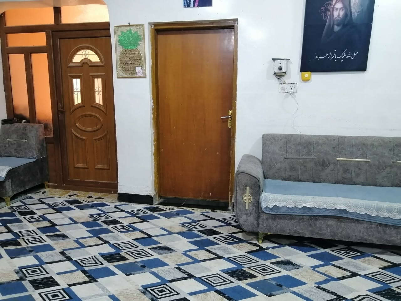 السلام عليكم
دار للبيع يقع في حي الحسين قرب دار المرحوم ثائر رنو
المساحه الكليه 250 م
جنس العقار طابو صرف سند تحويل مباشر للمشتري 
البناء طابقين طابوق ارضيه كاشي والسطح فرشي 
يتكون من:
3 غرف نوم الأرضي غرفه 4×5
الطابق الثاني غرفتين 4×5 + حمام
استقبال 6×4
صاله 8×4
مطبخ 5×5
صحيات داخليه وخارجيه
باقي التفاصيل تفضل للمراسله أو الاتصال على الرقم
***********

ملاحظه على المبادره ما ابيع
