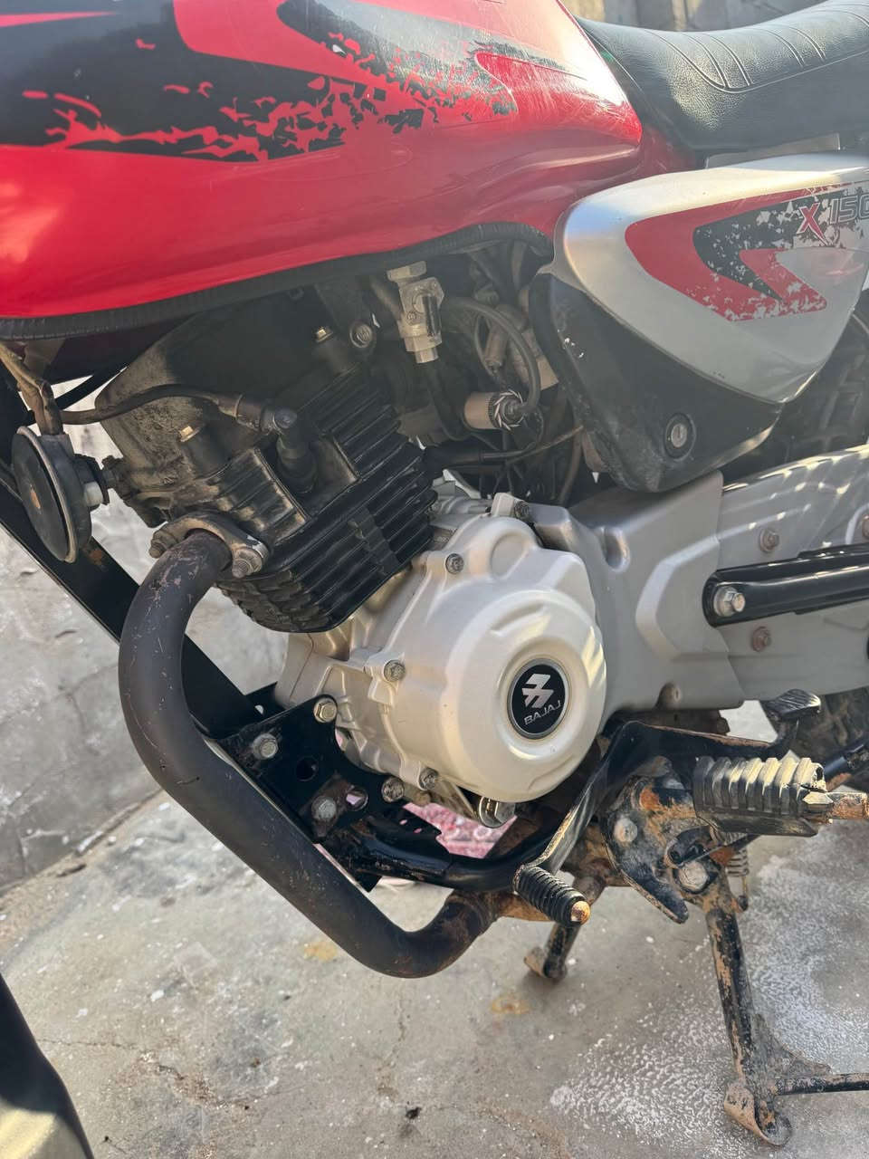 سلام عليكم ورحمة الله . 

بوكسر موديل ٢٠٢٤ سنوية و رقم انگليزي بأسمي . كير محرك على وضع الشركة كهربائيات كلها شغالة نگره سلف بس الكيلو متر ما يشتغل . الدراجة استخدام شخصي اروح وارجع بيها من الجمهورية إلى حي الاحرار شارع الميثاق قرب المحكمة باليوم مره وحدة أو مرتين اروح وارجع . إدامة مستمرة تبديل دهن اصلي دراجه ما متعوبة ولا مشتغلة دلفري ابد ابد ..

                السعر مليونين و ٤٥٠ ألف وبيه مجال 

للأستفسار / *********** البصرة, العراق
