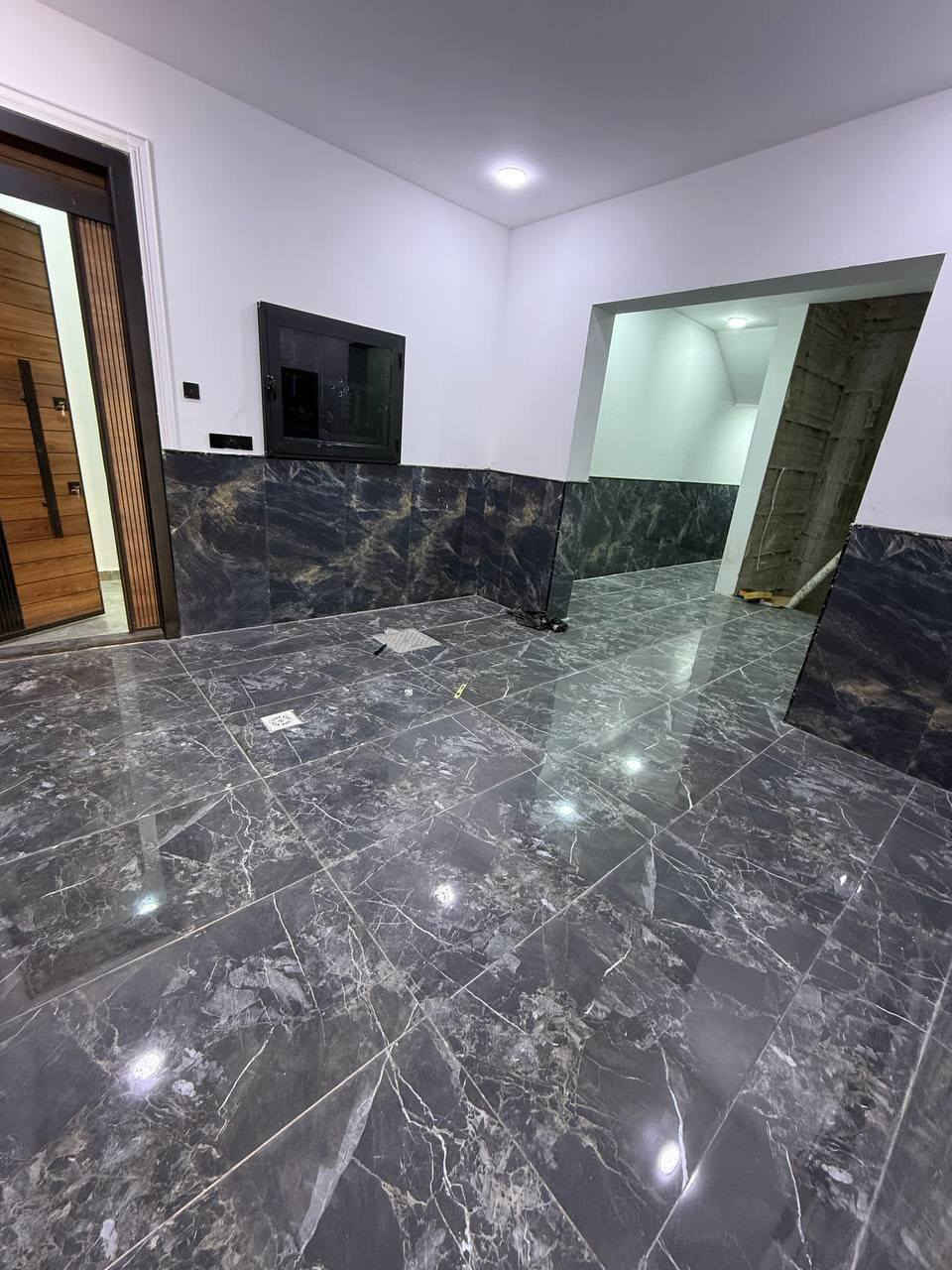 ⛓️‍💥 #شقة_حديثة_مودرن_طابق_اول_للايجار ⛓️‍💥

📍الموقع :- #الحارثية _ محله 213 خلف مستشفى الاميرات 

🔛المساحة :- 140 متر 

◾️تحتوي على :- مدخل _ صالة كبيرة _ مطبخ _ غرفتين نوم واحدة ماستر _ مجهزة بمصعد 24 ساعة _ صحيات _ كهرباء خصخصة .

⁉️ لمعرفة الإيجار اكتب رقم4بالتعليقات.

🌐للمزيد من العروض لطفاً الاشتراك بقناتنا على التليجرام :
https://t.me/Ajarty

🌐للمزيد من العروض لطفاً 
الاشتراك بقناتنا على واتساب  :
https://whatsapp.com/channel/0029VaDf8d14yltRzy5EwZ15

📍عنوان الشركة : حي الجامعة _ بداية شارع المركز 

📌للمعاينة والاستفسار : يرجى التواصل على الارقام التالية 📲
***********
***********
