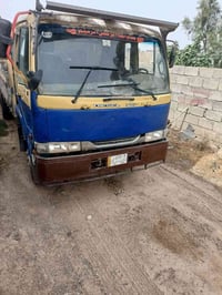 نيسان للبيع امحور محرك كمز حجم 102بودي5متراوربع اتصل على هاذه الرقم 07...