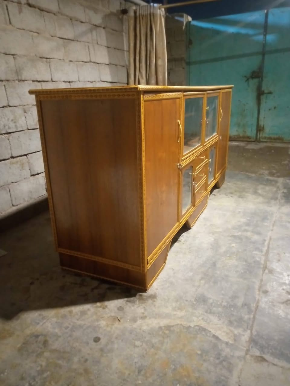 بوفيه مترتين ونص تسكام متعوب عليه اخت جديده نضافه شكل انته تقيم سعر مع توصيل ٢٠٠ عنواني حي عامل منطقه ثانيه رقمي ***********
