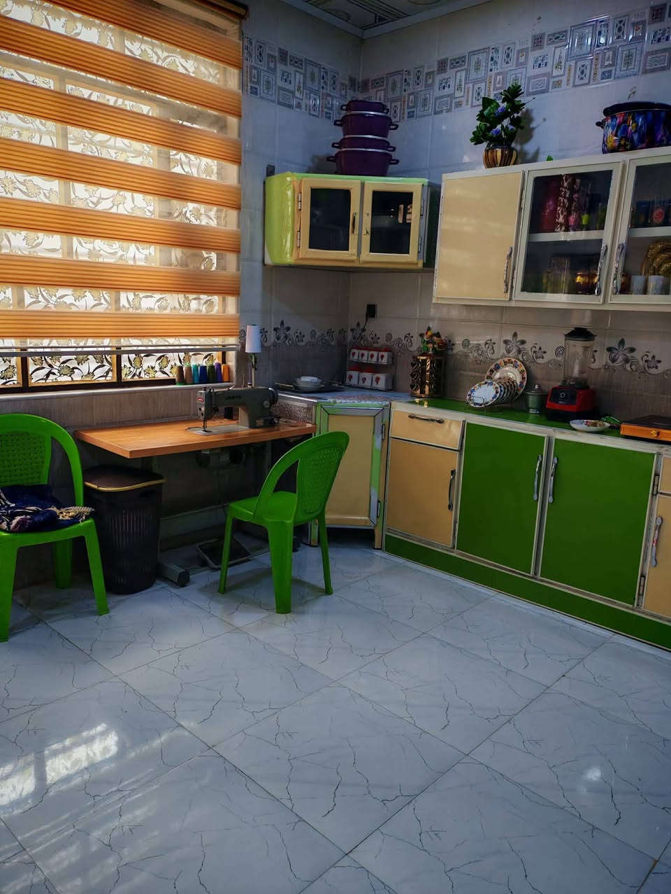 السلام عليكم بيت للبيع 200متر البيت جديد كلش قبل 4أشهر كمل بناء طابوك السكف كونكريت الداخل واحد على واحد كامل من كلشي يحتوي على غرفتين نوم وكلدور واستقبال ومطبخ حار وبارد مجمع صحيات بالداخل وصحيات بلخارج السطح مطبك كامل العنوان نزلت سعد بيجو قرب موقف التكسيات يبعد عن التبليط طريق الزوار 80متر السعر 90 وبي مجال للشراي رقم الهاتف ***********
