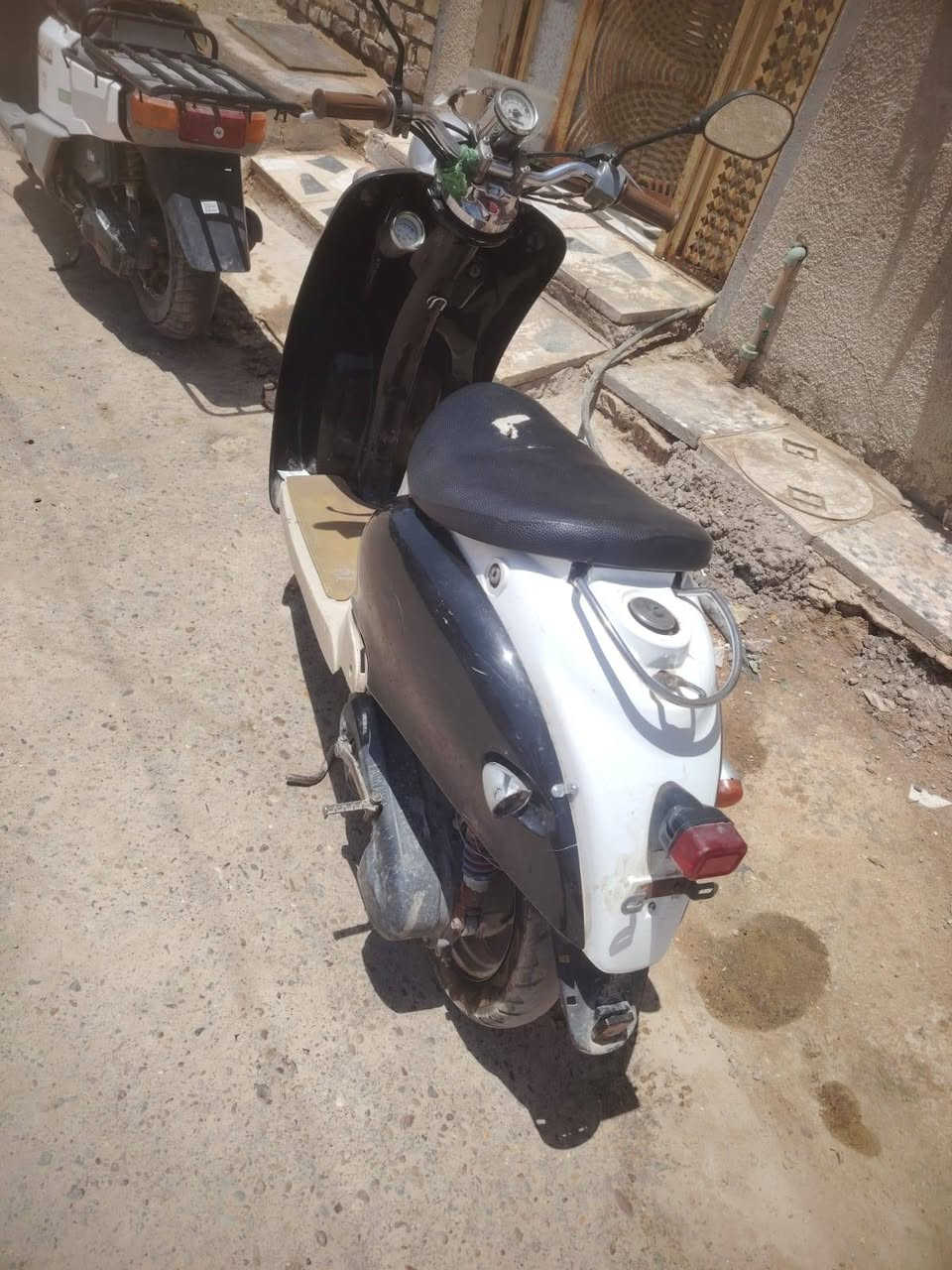 سلام عليكم دراجه كلاسيك للبيع اي نقص بس باتري  دراجه نضيفه مكينه مكفوله السعر ٢٠٠ وبيهه مجال عنوان بغداد مدينه الصدر رقم ***********
