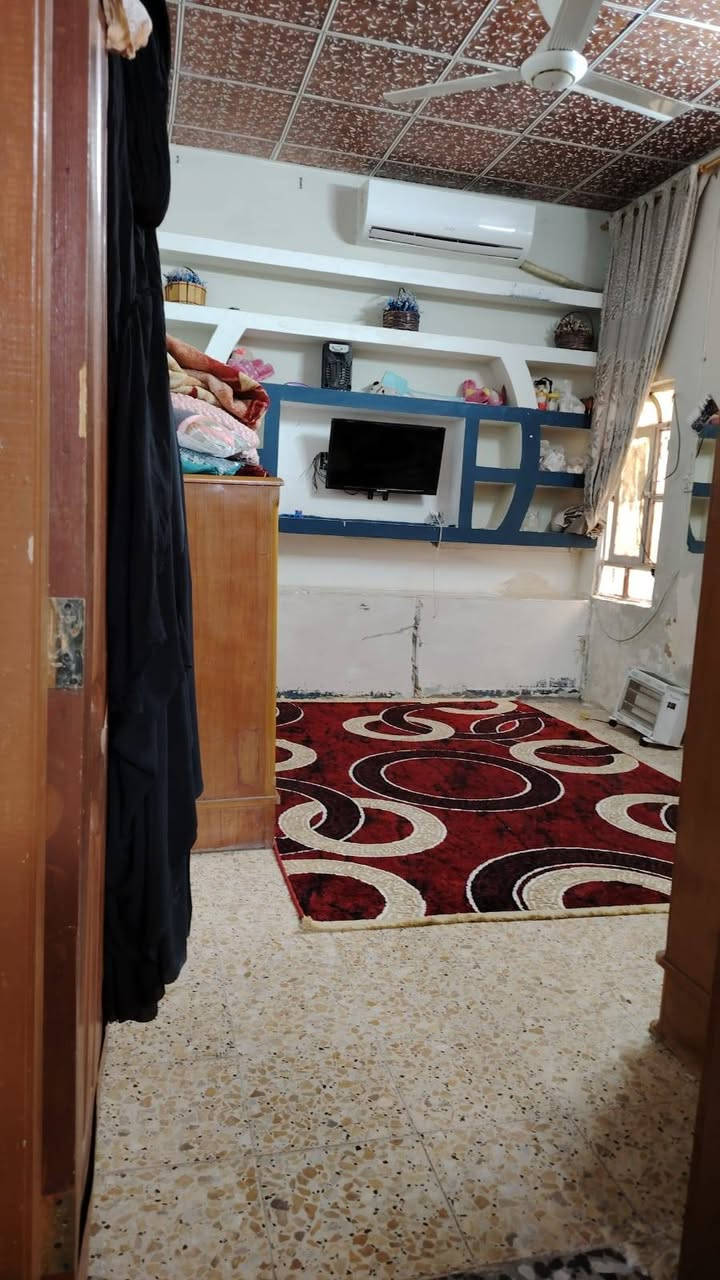 للبيع مساحه 140م يتكون من غرفتين وصاله ومطبخ وصحيات داخله وخارجيه ومكشوفه ومكان لاستقبال مامبني بناء ابلوك تجعيب طابوك السكف عكاده شيلمان السطح مطبك فرشي العنوان شارع المطار الجديد شارع الحوزه قريب علشارع سعره 40قفل بدون عمله للستفسار اتصل ***********مكتب بركات الصدرين للعقار شارع الحوزه
