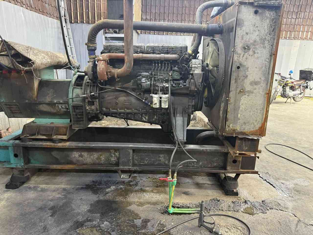 سلام عليكم مولده 13.   88 ابيع هاذه الموجود طلع صوت خفيف بلكمينه راس توليد 250  كيفي  اذا اكو مراوس مولد دي اس   او للبيع ‭٠٧٧٢ ٣٢٧ ٠٢٦٤‬
