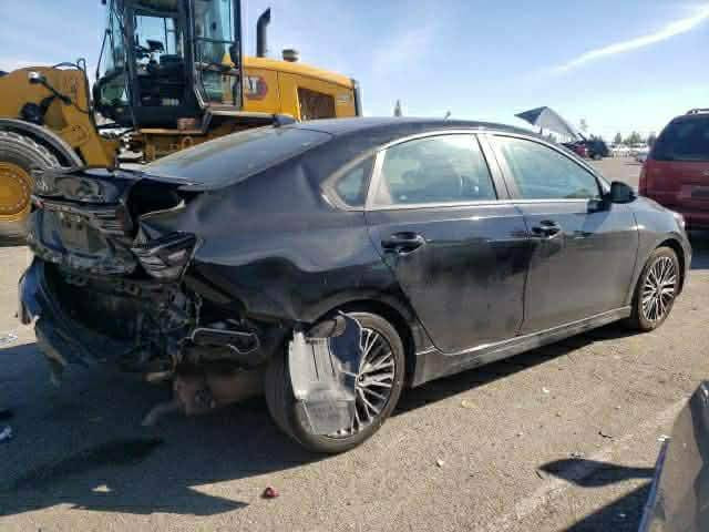 السلام عليكم 
فورتي 23 جيتي لاين اسود محرك 2000 بدون ارباك تشغيل عن بعد فول مواصفات بغداد بسمي وهاي صور الحادث ١٥٥ وبيها مجال  *********** وبي واتساب
