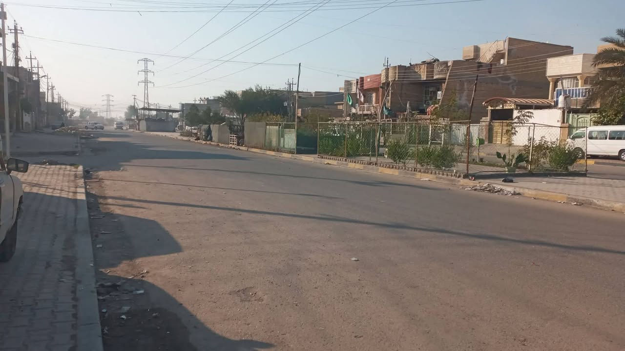 دار للبيع مساحه ١٦٠ متر على شارع رئيسي سيادين اسمه شارع الضغط البيت بي غرفتين نوم استقبل مطبخ حولي كراج منطقه المخابرات للبيع سنه البناء ٢٠١٥ عالي عن الشارع وعالي عن الكاشي  سعره ١٤٠ لاتصال ***********
