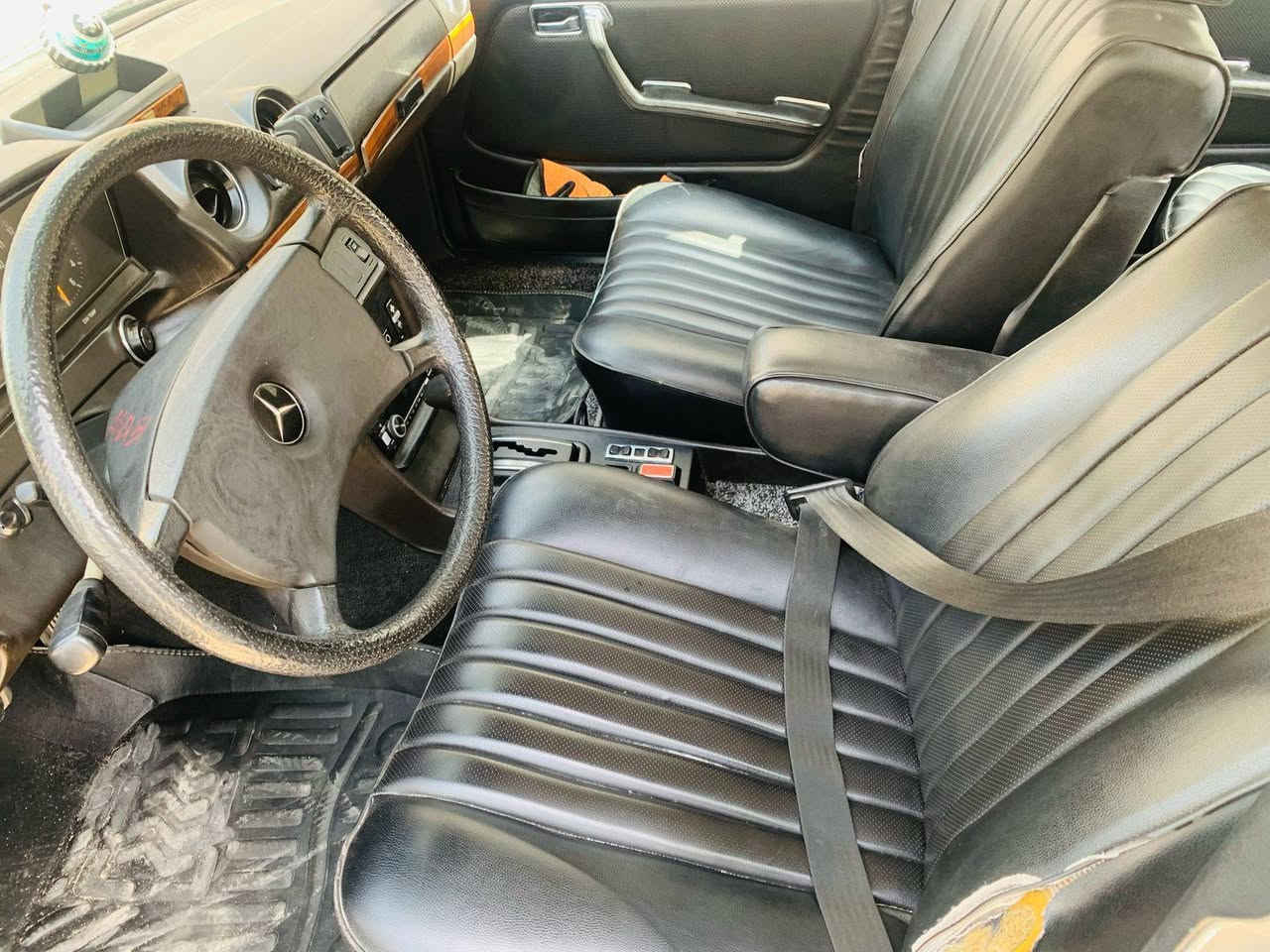 🚗 سيارة للبيع 🔥

📌 النوع: [مارسدس ابو جحيل  ]  
📆 الموديل: [1981 ]  
🎨 اللون: [سلفر  ]  
⚙️ المحرك: [محور 2500 vvt]  
🛣 الممشى: [عدد الكيلوات]  
📄 بسمي رقمها ميسان مشروع وطني 

✔️ محرك كير بطه    
✔️ تبريد شغال   
✔️ داخلية نظيفة  
✔️ استعمال شخصي  
✔️ جاهزة للفحص تجي وتشوف ب عينك 
تخم تاير كهربائيات شغاله حداديه 70٪؜ 
السياره على ايدي صارله اكثر من سنتين سيارة فقط مصبوغ للجماليه وبيها طخه بسيطه جوة لايت امامي صفحه السايق 
غرفه نظيفه موضحه بلصور 

💰 السعر: [70 وبيها مجال ]  
📞 للتواصل: ***********
