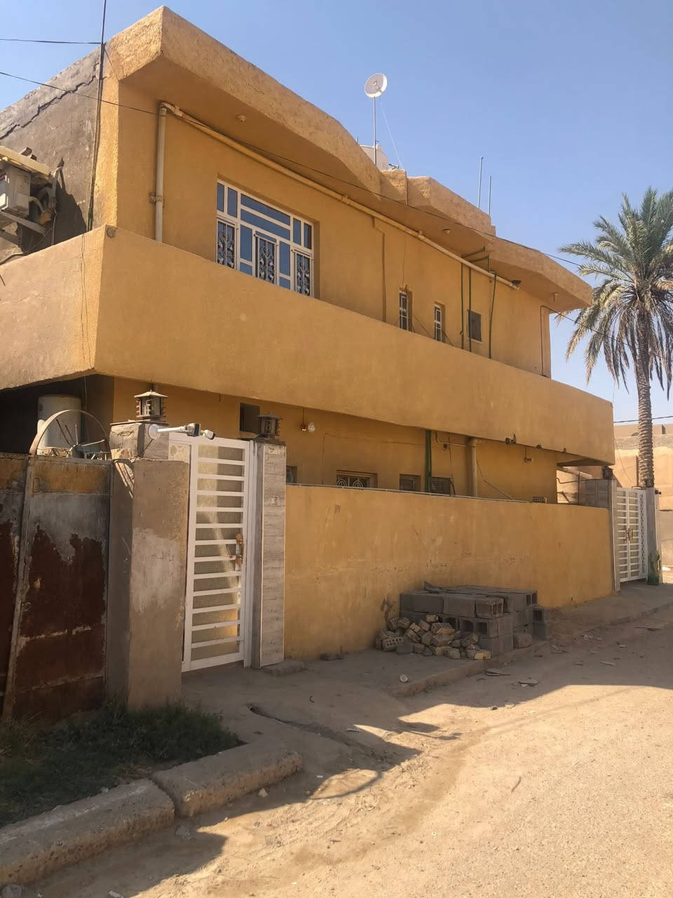 السلام عليكم بيت للبيع 
في حي المصطفى الاول 🏠
قرب مدرسة المعارف 🏫
المساحة ٢٠٤
بي طابقين الطابق الارضي 
مطبخ 
صحيات وحمام داخلية
وصحيات خارجية 
استقبال
وصالة 
وهول
والطارمة
وغرفة نوم 

االطابق الثاني
بي ٣غرف نوم 
وصحيات
للاستفسار الاتصال على  
‭***********‬
‭***********‬ مراسلة هذا الرقم
