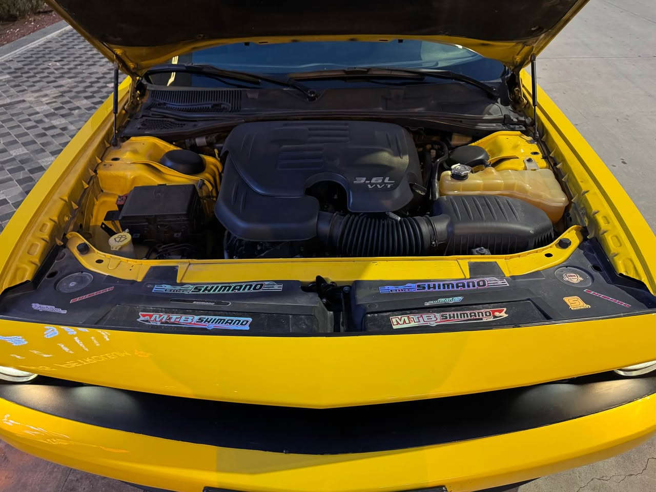 جالنجر 
موديل 2018 sxt 
محرك 3.6 
شاشه جبيره - كشنات جلد - بصمه بيبان 
تحكم ستيرن - كامره خلفيه 
كشنات كهرباء
كشنات تدفئه تبريد 
بصمه بيبان 
صبغ  جاملغين خلفي وباب 
بجم كبس 
 ايرباك فقط تكمه وحده طاك 
باسمي السياره تحويل وكاله حاضره
كير محرك شرط 
ماشيه 65 الف ميل 
رقم الشاصي موجود بالمنشور 
سعر 159 ورقه 
مكان السياره سليمانيه 
*********** السليمانية, العراق
