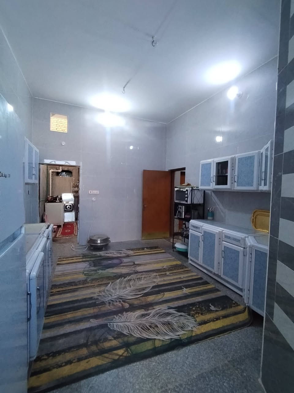 #دار للبيع في حي العسكري طابقين مساحة 200 متر/ يبعد عن شارع العام 50  الموقع علئ ساحة المكان خلف مجمع سيد اثيرر
يتكون من استقبال
غرف عدد4
صحيات داخليه خارجيه
مطبخ كبير حار وبارد
مناور عدد 2
صاله + هول
طارمه كبيره
مكان البيت كلش مرتب وقريب علئ الشارع 
للاستفسار ***********
