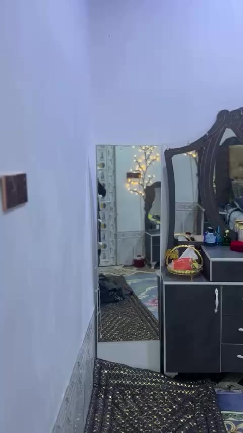 سلام عليكم ورحمه الله وبركاته غرفه خشاب جديده تركي مستعمله شهرين بس متوازي علا بيعها  السعر (700)وبيهه مجال شراي تصل ***********
