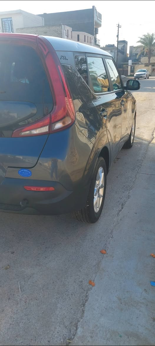 كيا صول موديل ٢٠٢٢ 
سيارة وارد أمريكي الحادث موضح بالصور مصبوغه حزام 
السيارة نظيفة واستخدام شخصي 
ماشية ٥٥٥٩٥ كليو متر 
ادامة كاملة من حيث الدهن وماء الراديترر 
والأمور الثانية :
الايرباكات طاك دشبول والاستيرن فقط وراجع سستم 
المواصفات :
١_ رادار أمامي + جانبي 
٢_نقاط عمياء 
٣_مري كهرباء 
٤_مقاعد مخمل 
٥_كامرة خلفية 
٧_نظام سبورت +ايكو 
٨_كير اوتو +عادي
٩_نظام خرائط
١٠_تحديد مسار 
١١_نظام كار بلي 
١٢_فول تحكم ستيرن .
١٣_مكينة ٢٠٠٠ دوش المرغوب 

السيارة رقم بغداد مشروع وطني
تحويل ثاني يوم 
سعر السيارة ١٣٥  ورقة بيها مجال قليل 
مكان السيارة بغداد المحمودية 
رقم : ***********
