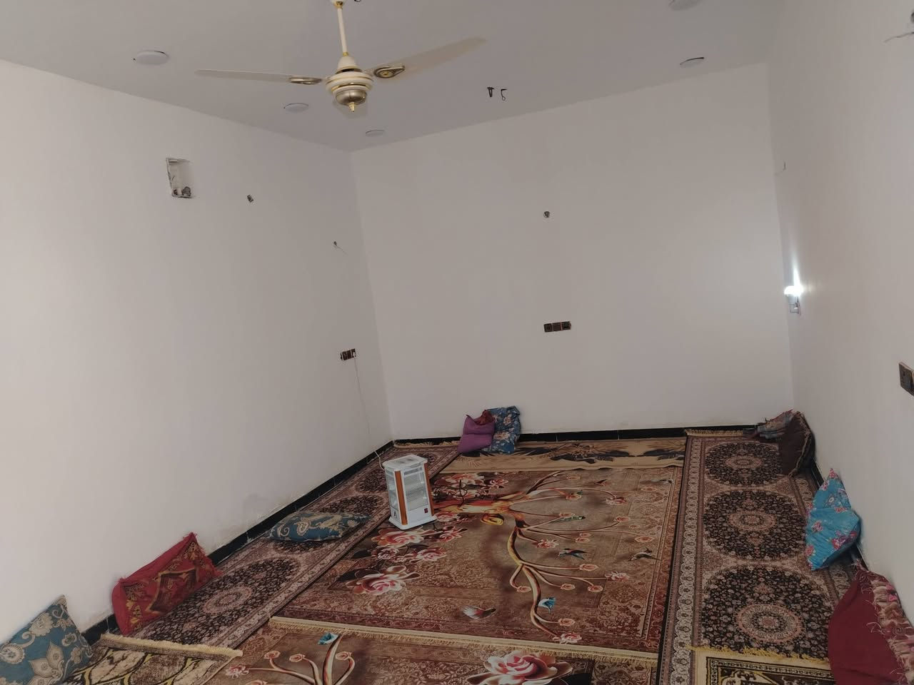 دار للبيع ٢٥٠م طابو زراعي  حي الحكيم شارع الوايليه ثاني فرع قريب علشارع العام عماره بصره يحتوي طابقين ٣غرف جوه وحمامات وصالتين جوه مع مطبخ واستقبال وكراج وحمامات خارجيه والطابق الثاني ٣غرف وحمامات مرقم من البلديه خدمات مجاري دفن ونت ضويي البيت يحتوي منظومه تقطير مال تبريد السعر خاص للاستفسار *********** اوتساب ***********
