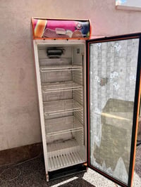 يوجد براد مستخدم  و شغال يفيد اهل المحلات البسيطه  بسعر ١٠٠  فلكه شارع...