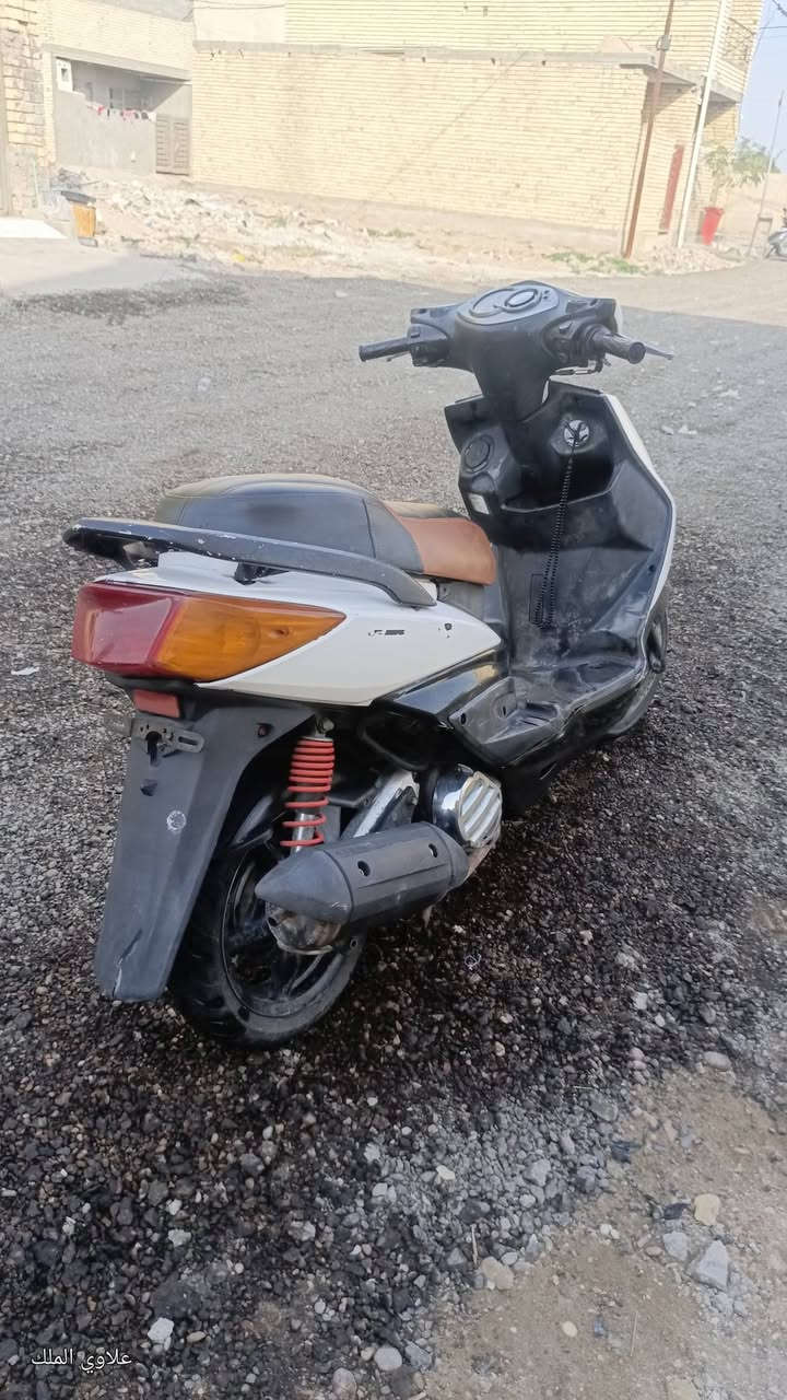 سلام عليكم
سكنس فحل 
كفرها كله اصلي
دراجه كلش جديده
مكينه مكفول 
زوج تايرات جدد
قباقه ستيل
قبق فلاوين 
شوته
وقبق كلجات
بيهاومنضومه زنون
كهربائياتها كلها شغاله
السعر 600وبيها مجال
مكاني بغداد الغزاليه
***********
***********
