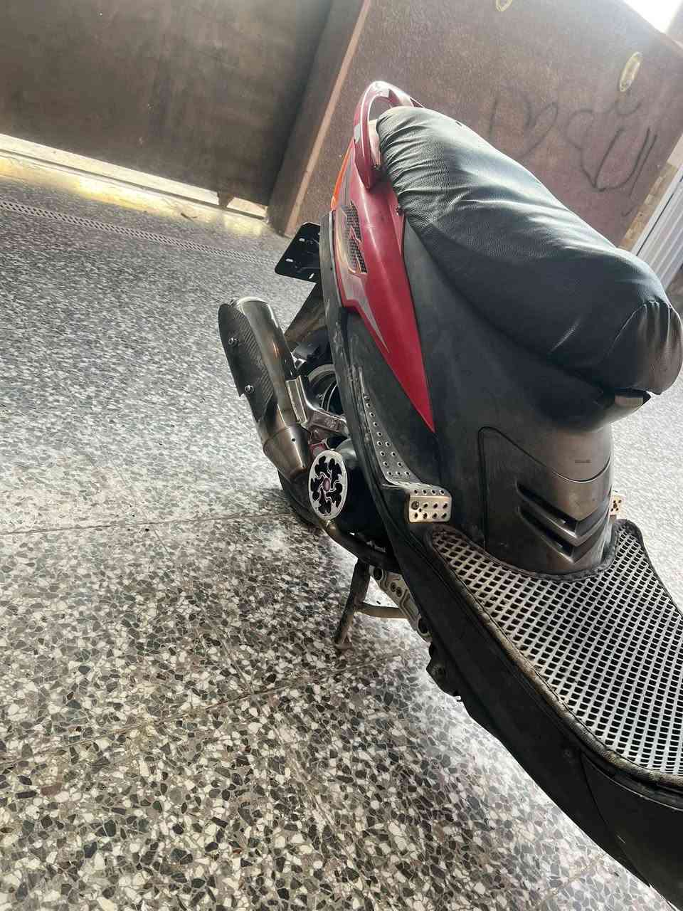 السلام عليكم للبيع ماكس عدله دراجه محرك بلاد كفاله ختم واحد ويم المكينه كهربائيات كلها شغاله وتزويد كله كدامك خير من الله بس القاعده مال رقم مو وياها دراجه مال رمبه ووراق معرض موجوده. صار 6 اشهر من نازله. السعر 1200  بغداد مدينه الصدر. ***********
