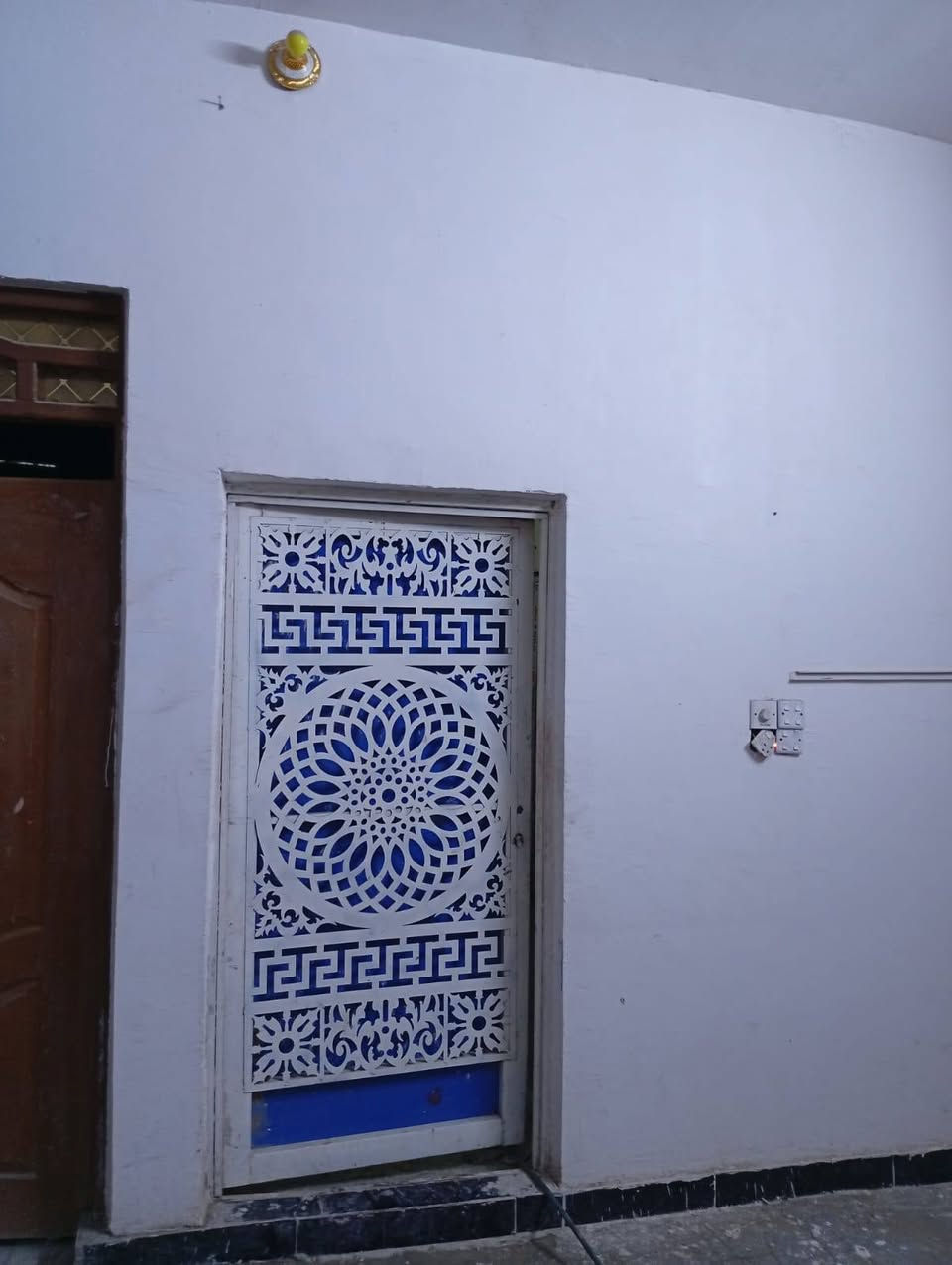 السلام عليكم بيت 100متر قاطين يتكون 3غرف 2صالات دوانيه 4صحيات كلفت الخدمات ماء كهرباء قريب على المدرسة 3بيت عن المدرسة قريب على الحولي الصخيين قرب مدرسه الكسا ئي تفاصيل البيت  الطابق الأول دوانيه4/6 غرفة نوم 4/5صاله 4/6 مطبخ 3/3وصحيات 2 ممر 6/2 الطابق الثاني غرفة 4/6غرفه 5/4صاله 4/6 مطبخ 3/3 صيحات 2 بيتونه وستاره عرظ الشارع 10 متار السعر 75 رقم بي واتساب فقط ‏‪***********‬‏ بيع ومراوس  بستان ويرهم قصاط دفع نصف المبلغ ومسوين بي وصل تطويب

